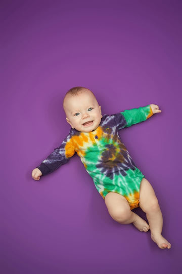 Grenouillère bébé manches longues motif tie-dye tourbillonnant