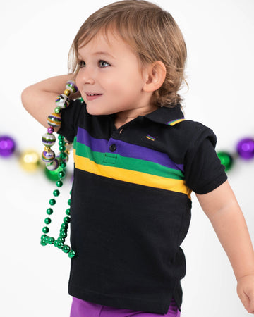 Camiseta de manga corta para niño pequeño con franja negra en el pecho