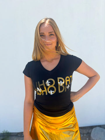 Camiseta con cuello de pico "Who Dat Fleur de Lis"