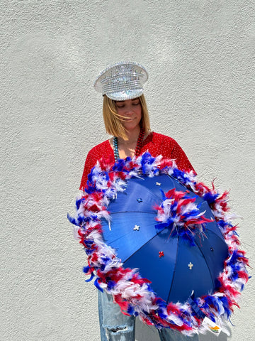 Ombrelle en plumes rouges, blanches et bleues