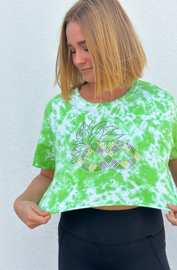 Top corto tie-dye verde con mascarilla de estrás