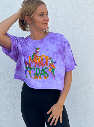 Top corto teñido anudado morado de manga corta con bufones de Mardi Gras