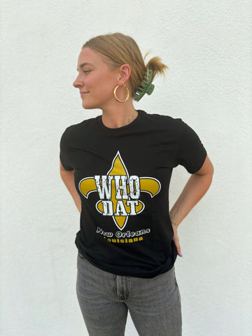 Camiseta negra con Flor de Lis dorada y «Who Dat»