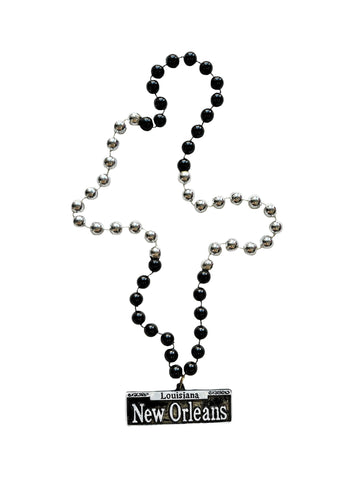 Medallón con el cartel de una calle de Nueva Orleans en cuenta especial negra y plateada