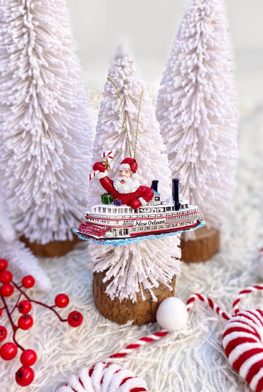 Ornement du Père Noël sur un bateau à vapeur