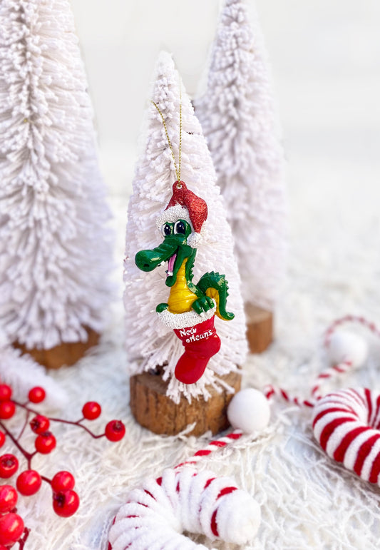 Ornement alligator joyeux dans un bas de Noël
