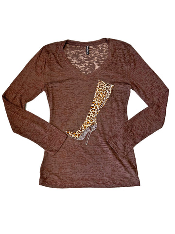 Botas de tacón de aguja con estampado de leopardo negras y doradas y camiseta con pedrería