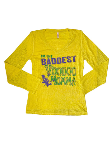 Camiseta de manga larga ajustada con cuello de pico y efecto quemado "Baddest Voodoo Mama"