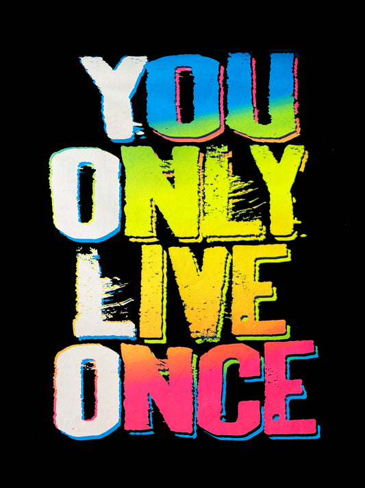 Camiseta Yolo con estampado de bloques