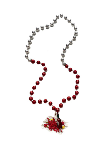 Médaillon écrevisse et sauce piquante sur perle fantaisie rouge et argent