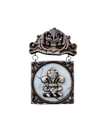 Placa ornamentada de mármol con flor de lis