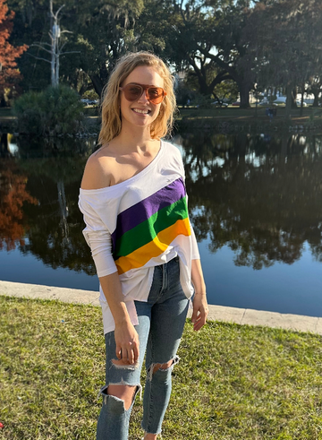 Top de punto blanco con franja en el pecho y hombros descubiertos