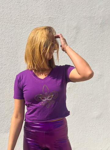 Camiseta corta con cuello en V, pedrería y máscara Fleur de Lis morada