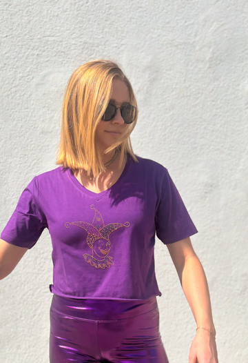 Camiseta Corta Morada con Cuello en V de Bufón con Estrás