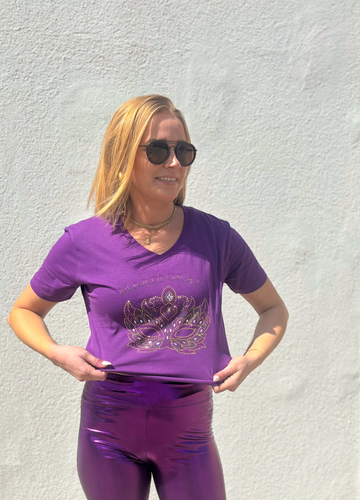 Camiseta Corta de Cuello V Púrpura con Máscara de Mardi Gras de Diamantes de Imitación