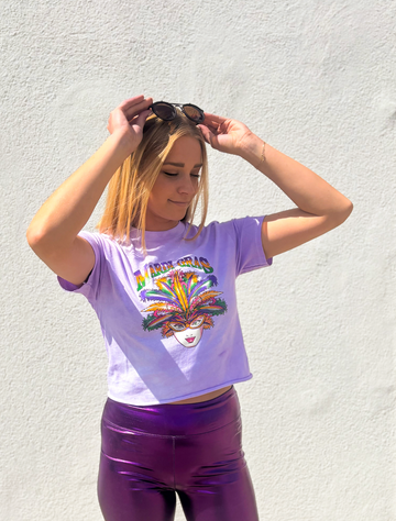 Camiseta corta de Mardi Gras con máscara de plumas teñida de morado
