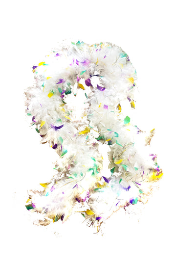 Boa de plumas blancas con puntas moradas, verdes y doradas con oropel