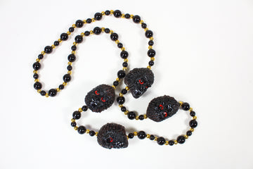 Quatre gorilles aux yeux rouges perlés