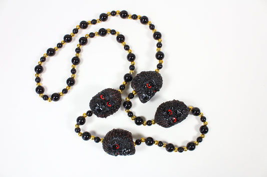 Quatre gorilles aux yeux rouges perlés