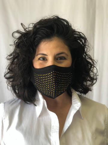 Mascarilla facial con tachuelas doradas