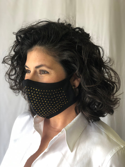 Masque facial clouté d'or