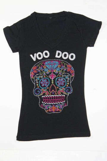 Calavera de azúcar con pedrería de diamante grande en el centro