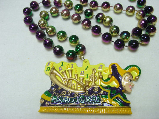 Char allégorique de Mardi Gras avec des notes de musique sur des colliers de perles fantaisie violets, verts et dorés