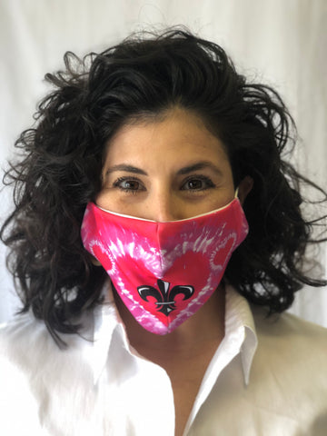 Mascarilla facial teñida anudada con corazones y flor de lis