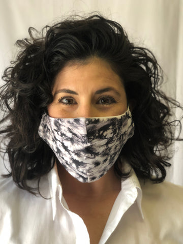 Masque en tissu tie-dye gris et blanc