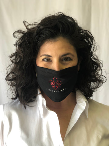 Mascarilla de flor de lis con diamantes de imitación rojos